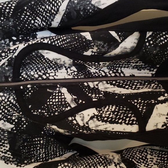 Lululemon Scuba Jacket Black & White Print - Size 6 - Picture 5 of 8